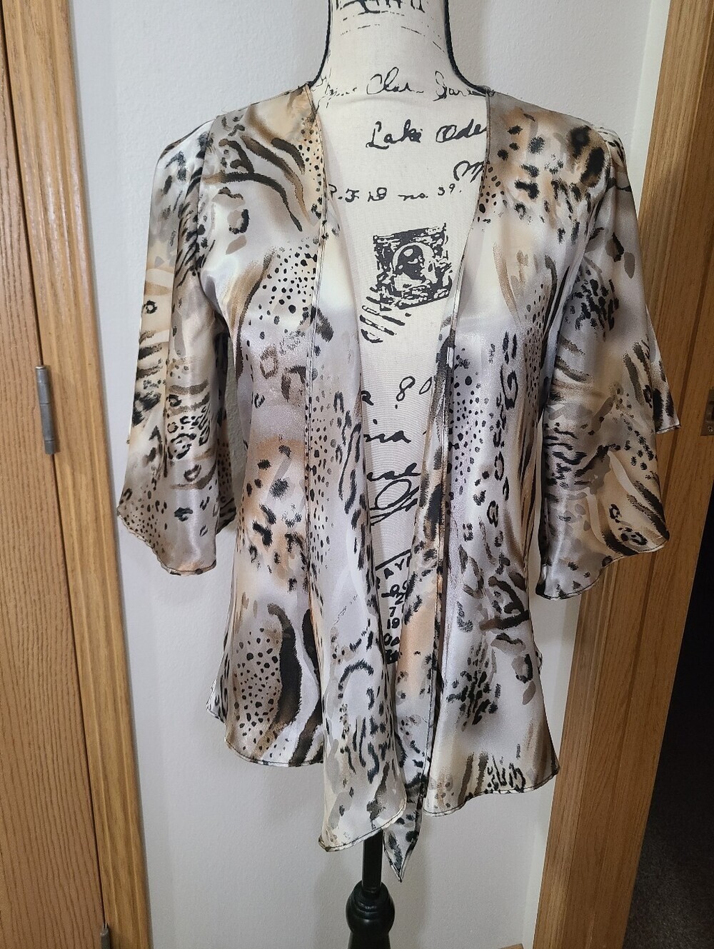 Dressbarn Satin Flutter Sleeve Leopard Zebra Animal Print Open Front Kimono Top